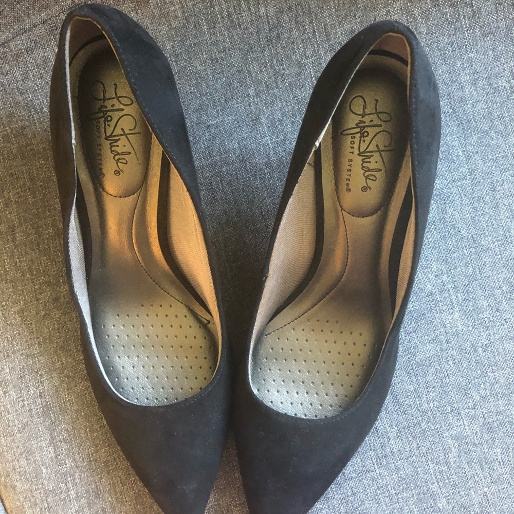 Life Stride black pumps